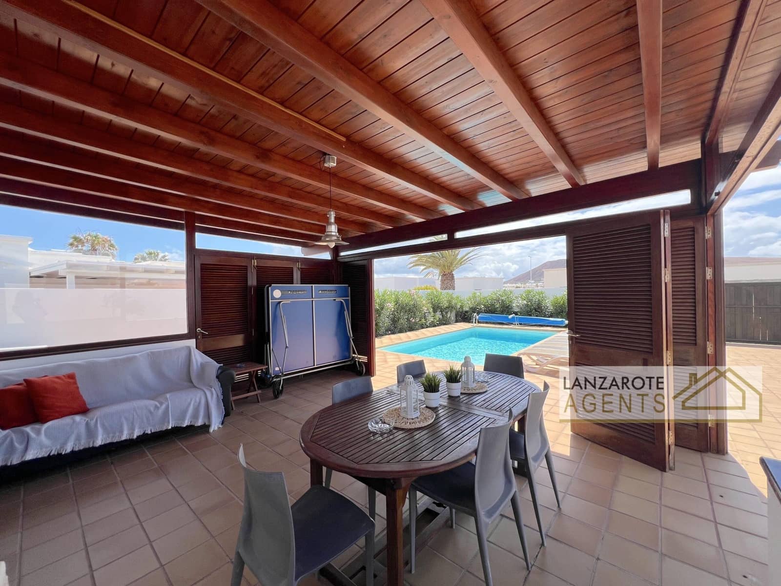3 bedroom Villa for sale in Playa Blanca with pool - € 570,000 (Ref: 9839843)
