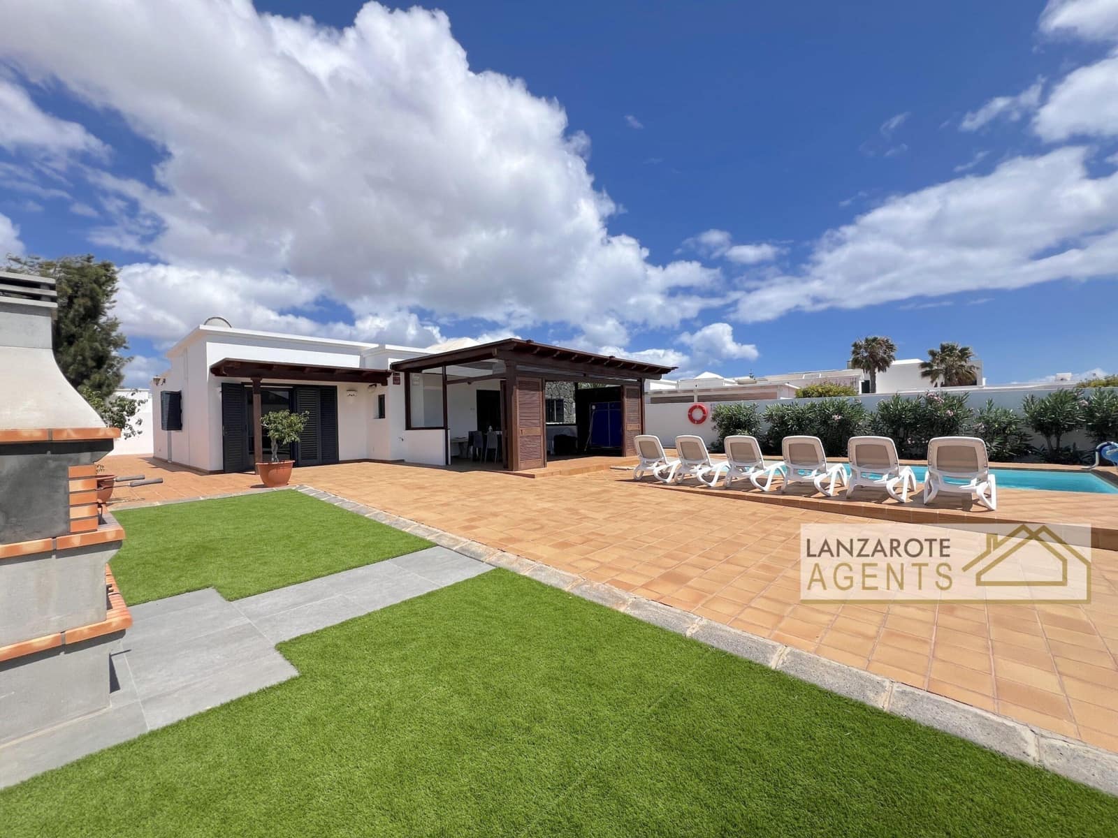 3 bedroom Villa for sale in Playa Blanca with pool - € 570,000 (Ref: 9839843)