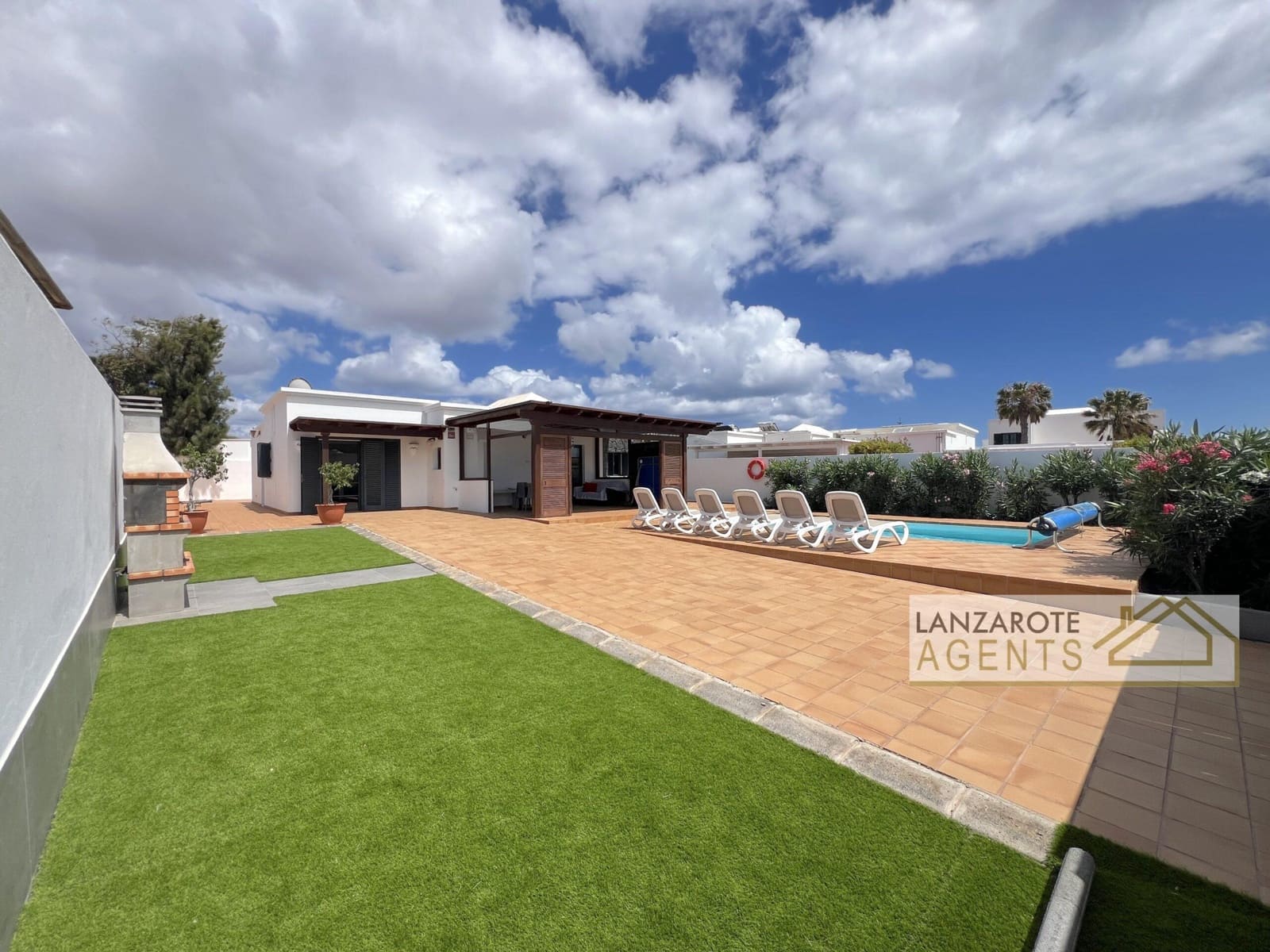 3 bedroom Villa for sale in Playa Blanca with pool - € 570,000 (Ref: 9839843)