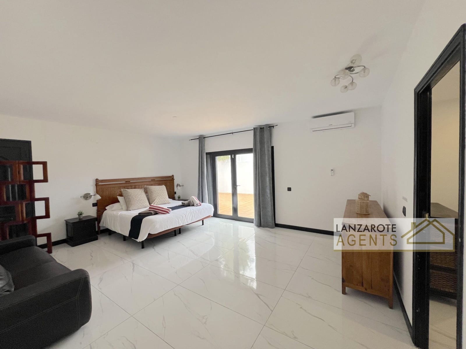 3 bedroom Villa for sale in Playa Blanca with pool - € 570,000 (Ref: 9839843)