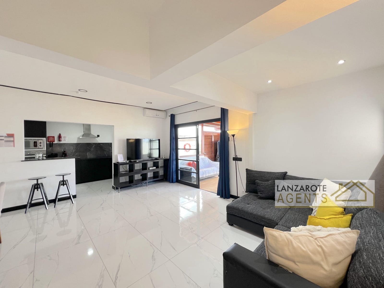 3 bedroom Villa for sale in Playa Blanca with pool - € 570,000 (Ref: 9839843)