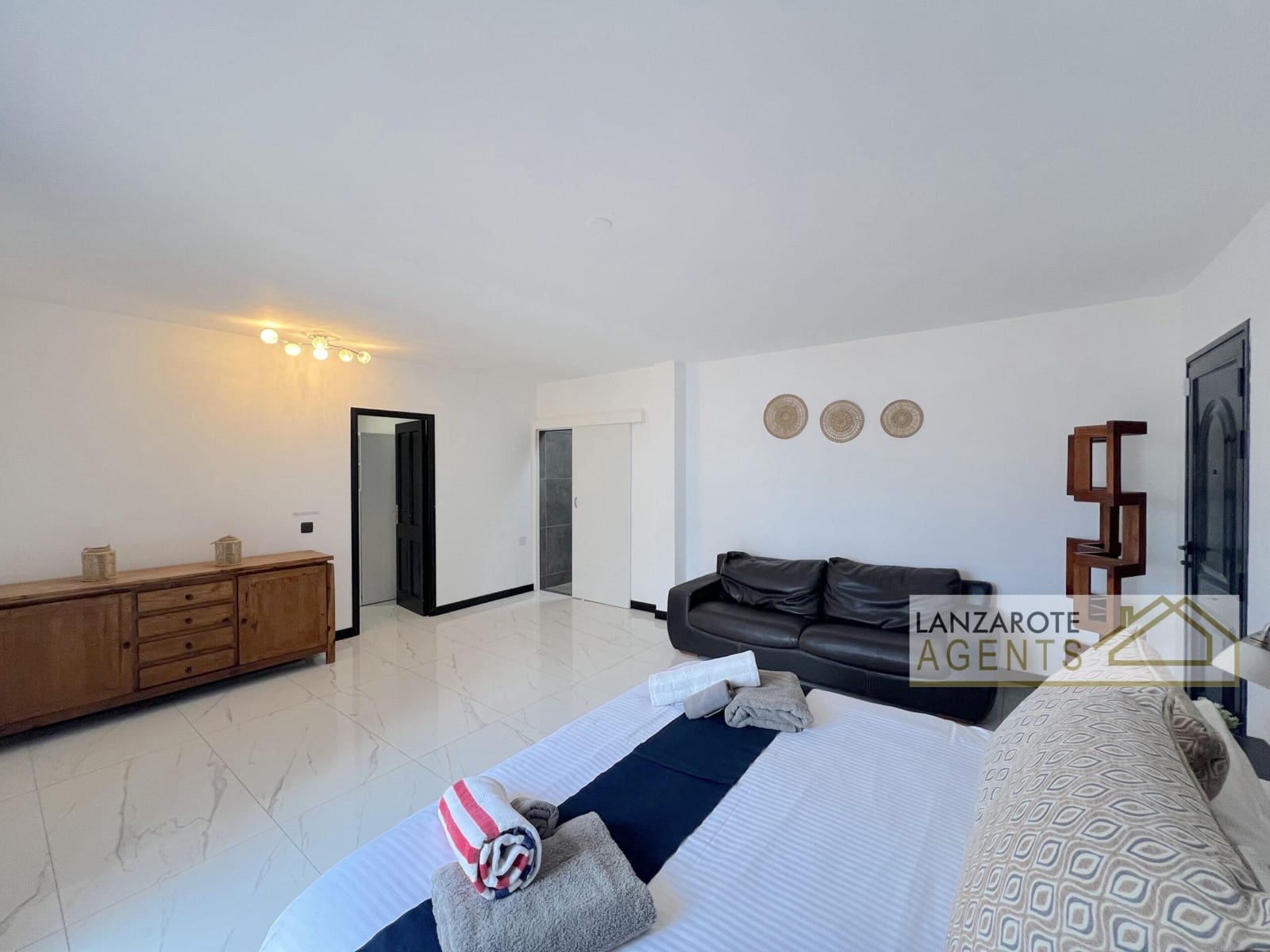 3 bedroom Villa for sale in Playa Blanca with pool - € 570,000 (Ref: 9839843)