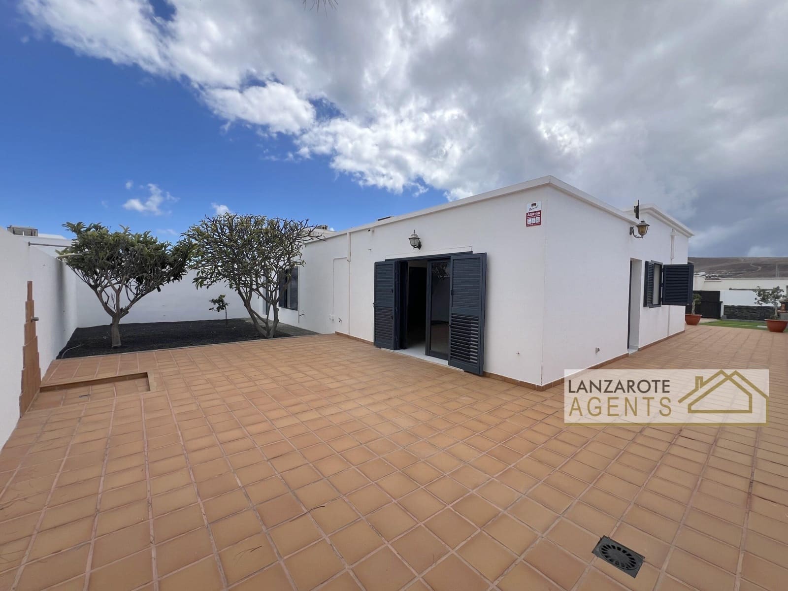 3 bedroom Villa for sale in Playa Blanca with pool - € 570,000 (Ref: 9839843)