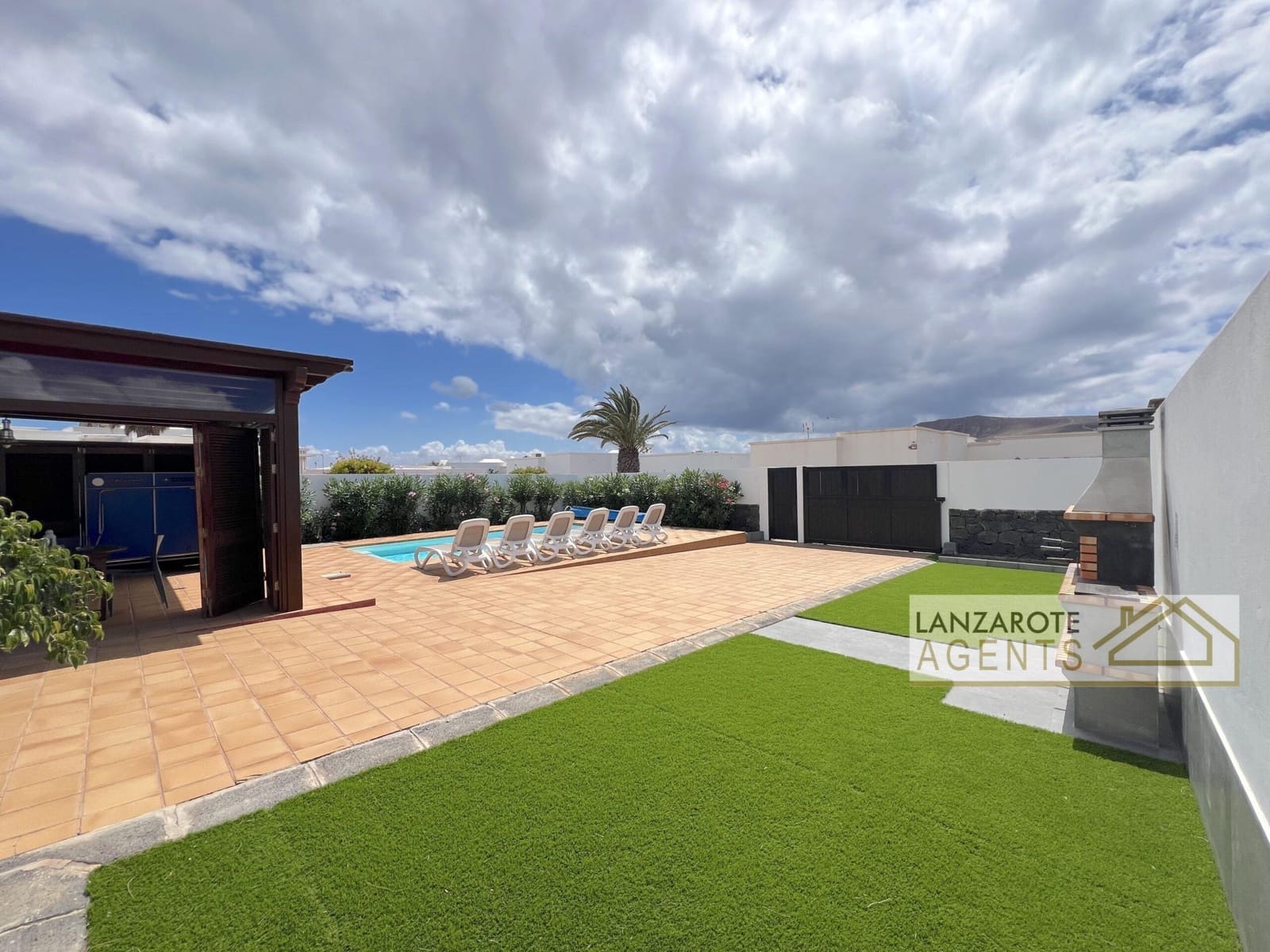 3 bedroom Villa for sale in Playa Blanca with pool - € 570,000 (Ref: 9839843)