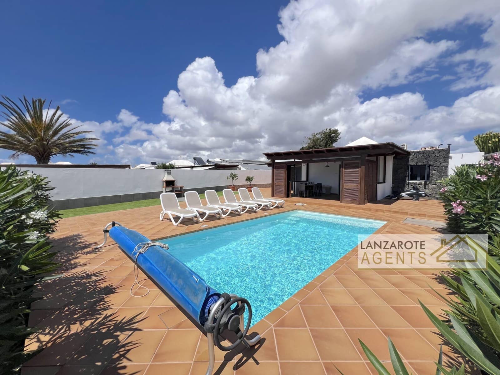 3 bedroom Villa for sale in Playa Blanca with pool - € 570,000 (Ref: 9839843)