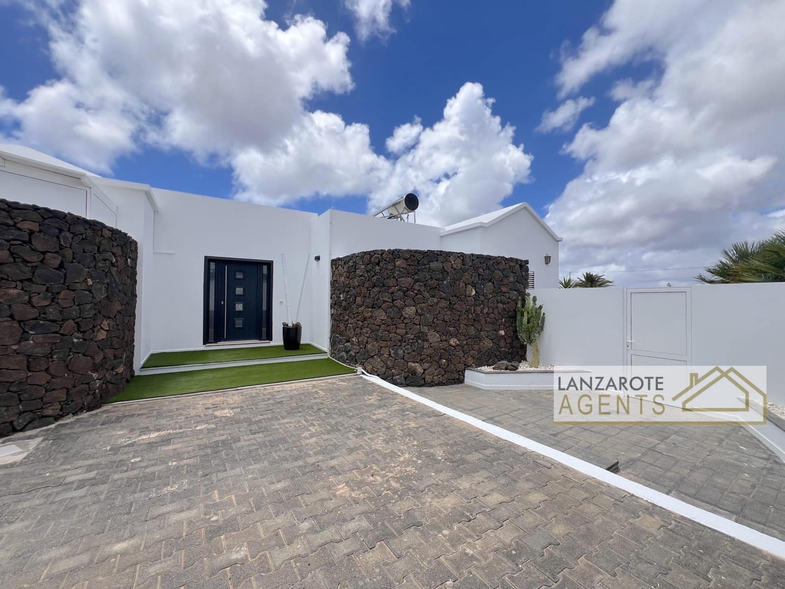 3 bedroom Villa for sale in Las Brenas with pool garage - € 775,000 (Ref: 9853038)