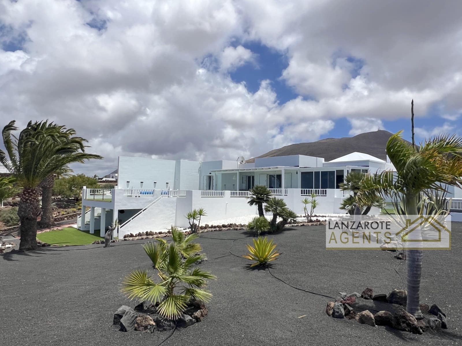 3 bedroom Villa for sale in Las Brenas with pool garage - € 775,000 (Ref: 9853038)
