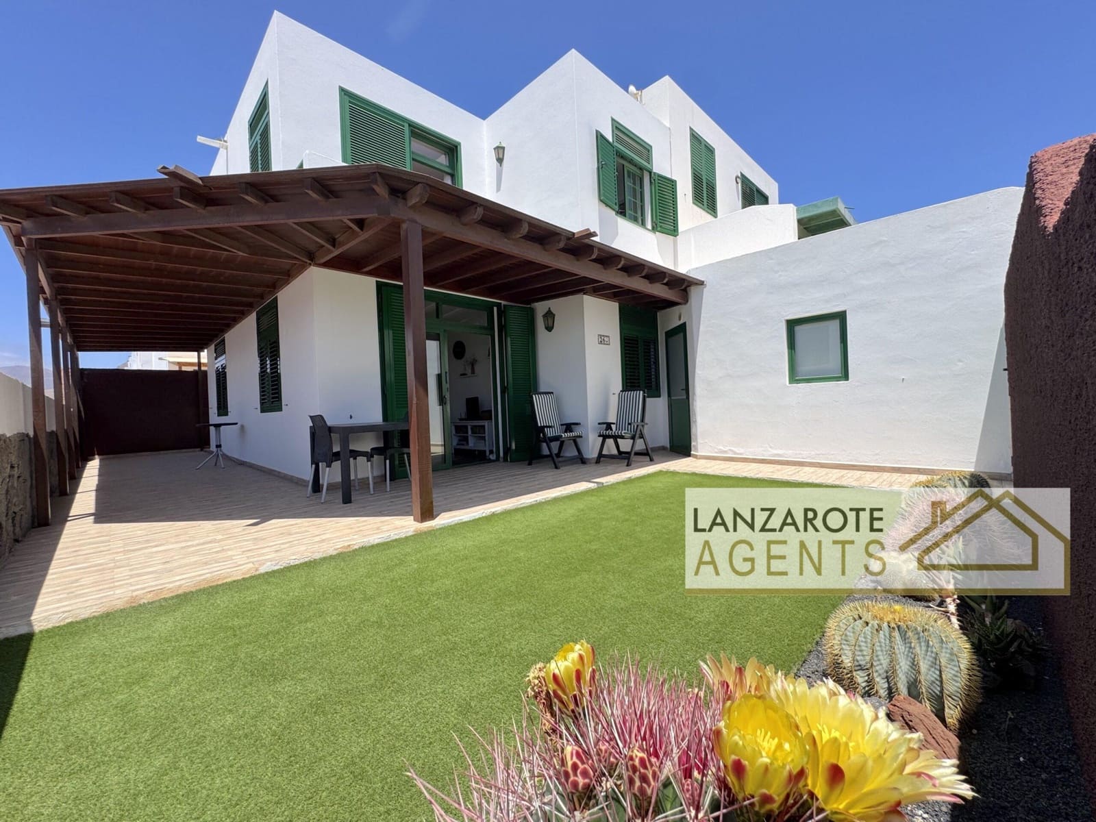 3 slaapkamer Villa te koop in Playa Blanca met zwembad garage - € 335.000 (Ref: 9885219)