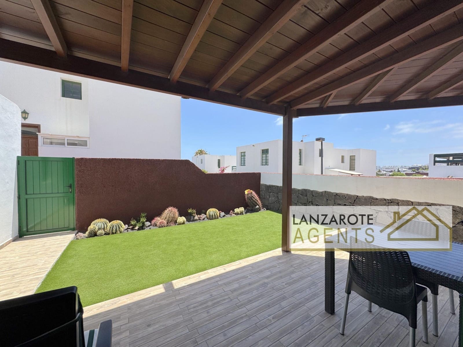 3 slaapkamer Villa te koop in Playa Blanca met zwembad garage - € 335.000 (Ref: 9885219)