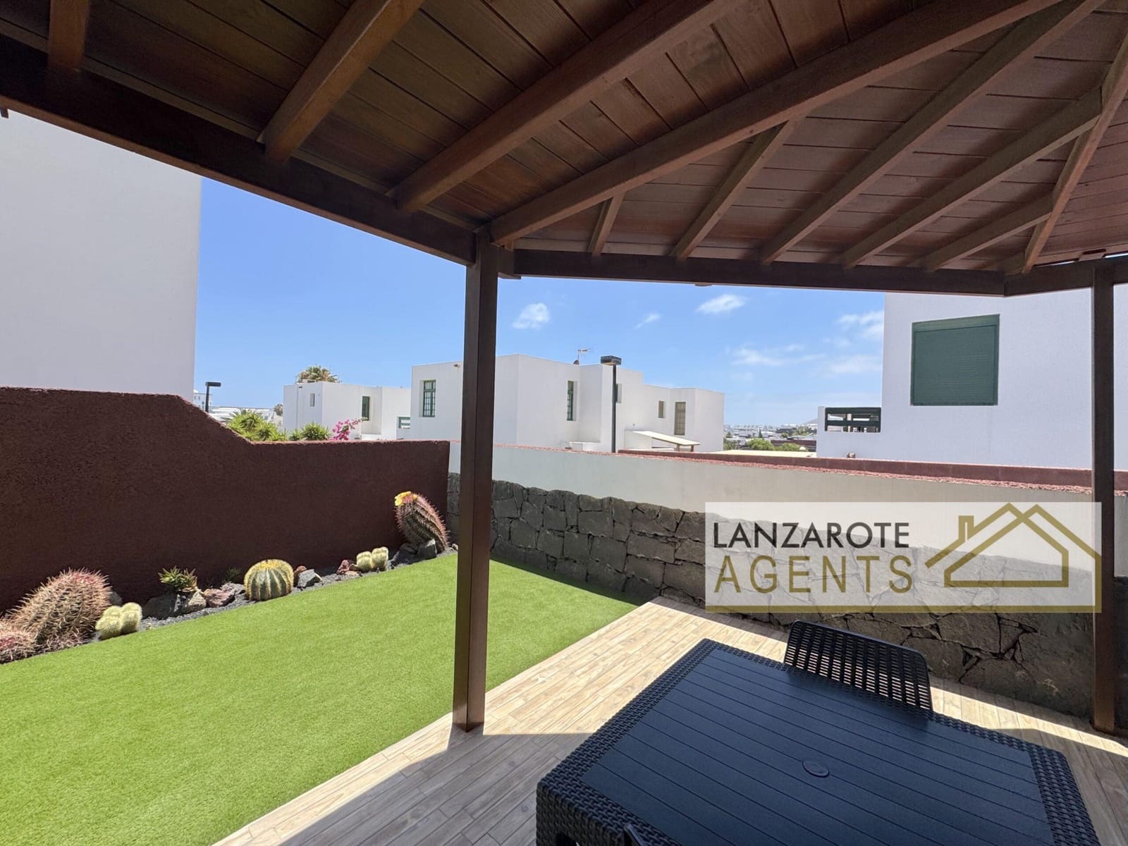 3 slaapkamer Villa te koop in Playa Blanca met zwembad garage - € 335.000 (Ref: 9885219)