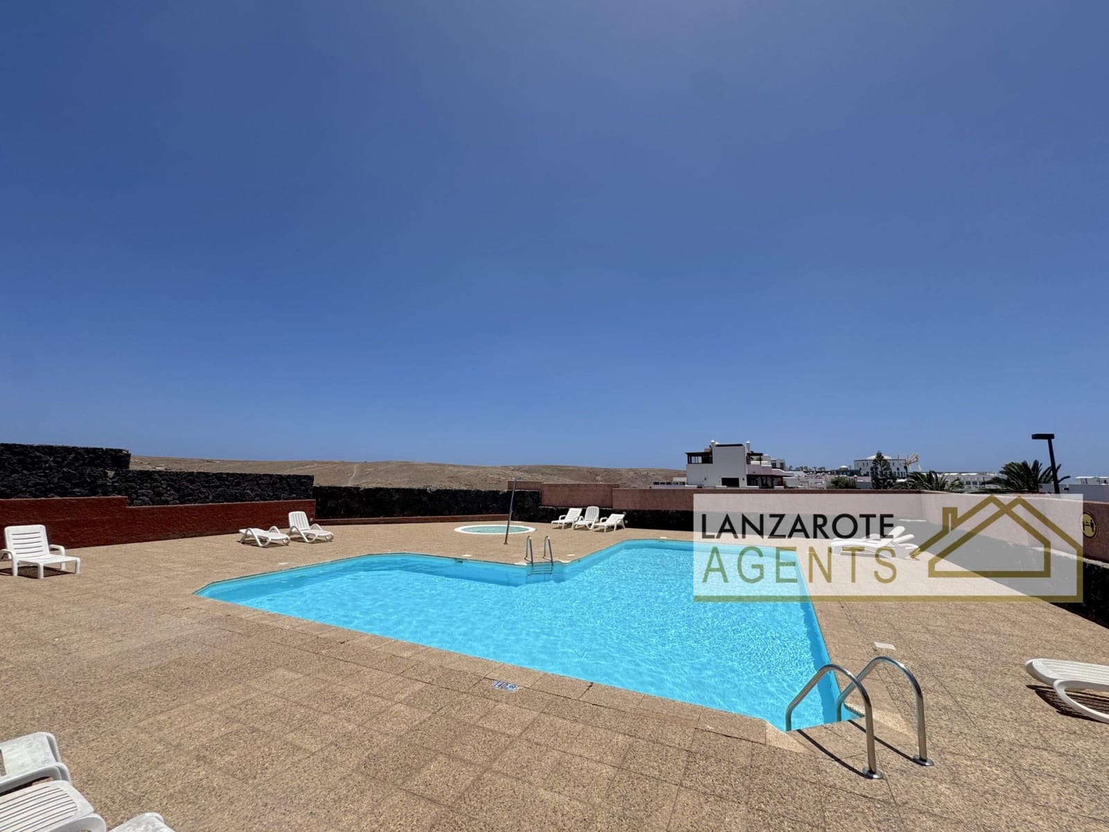 3 slaapkamer Villa te koop in Playa Blanca met zwembad garage - € 335.000 (Ref: 9885219)