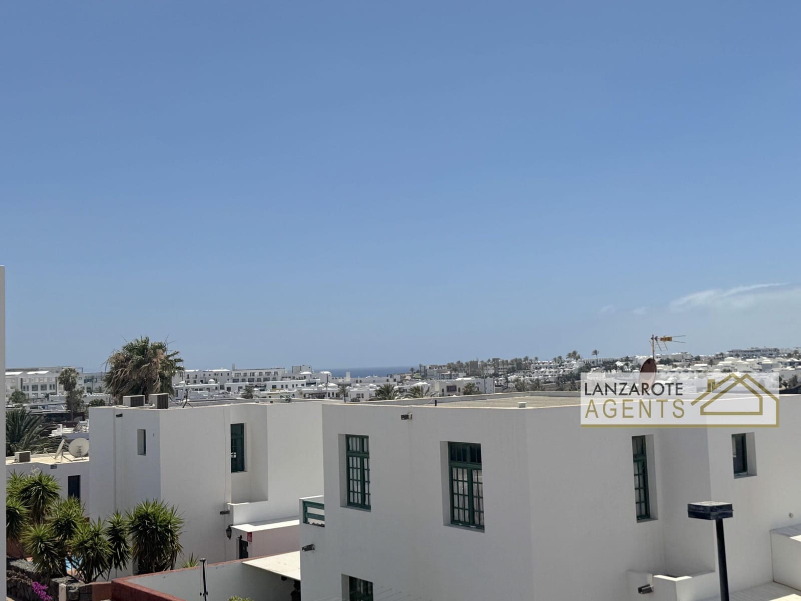 3 slaapkamer Villa te koop in Playa Blanca met zwembad garage - € 335.000 (Ref: 9885219)