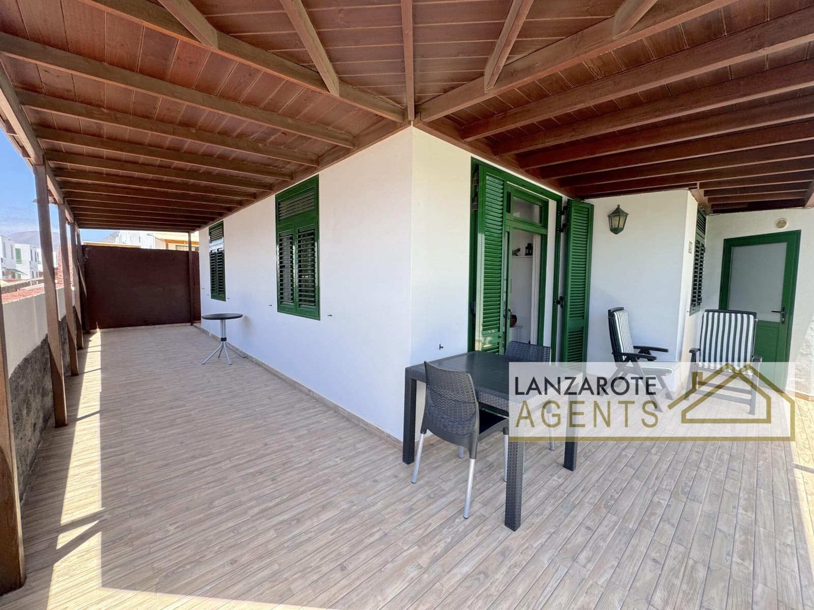 3 slaapkamer Villa te koop in Playa Blanca met zwembad garage - € 335.000 (Ref: 9885219)