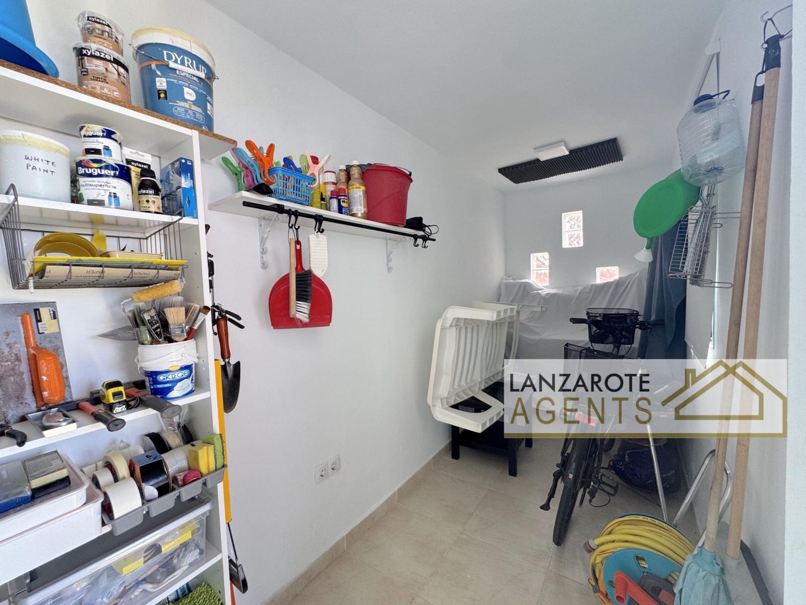 3 slaapkamer Villa te koop in Playa Blanca met zwembad garage - € 335.000 (Ref: 9885219)