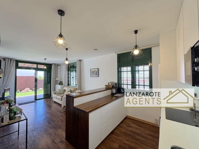 3 bedroom Villa for sale in Playa Blanca, Yaiza with pool garage - € 335,000 (Ref: 9885219)