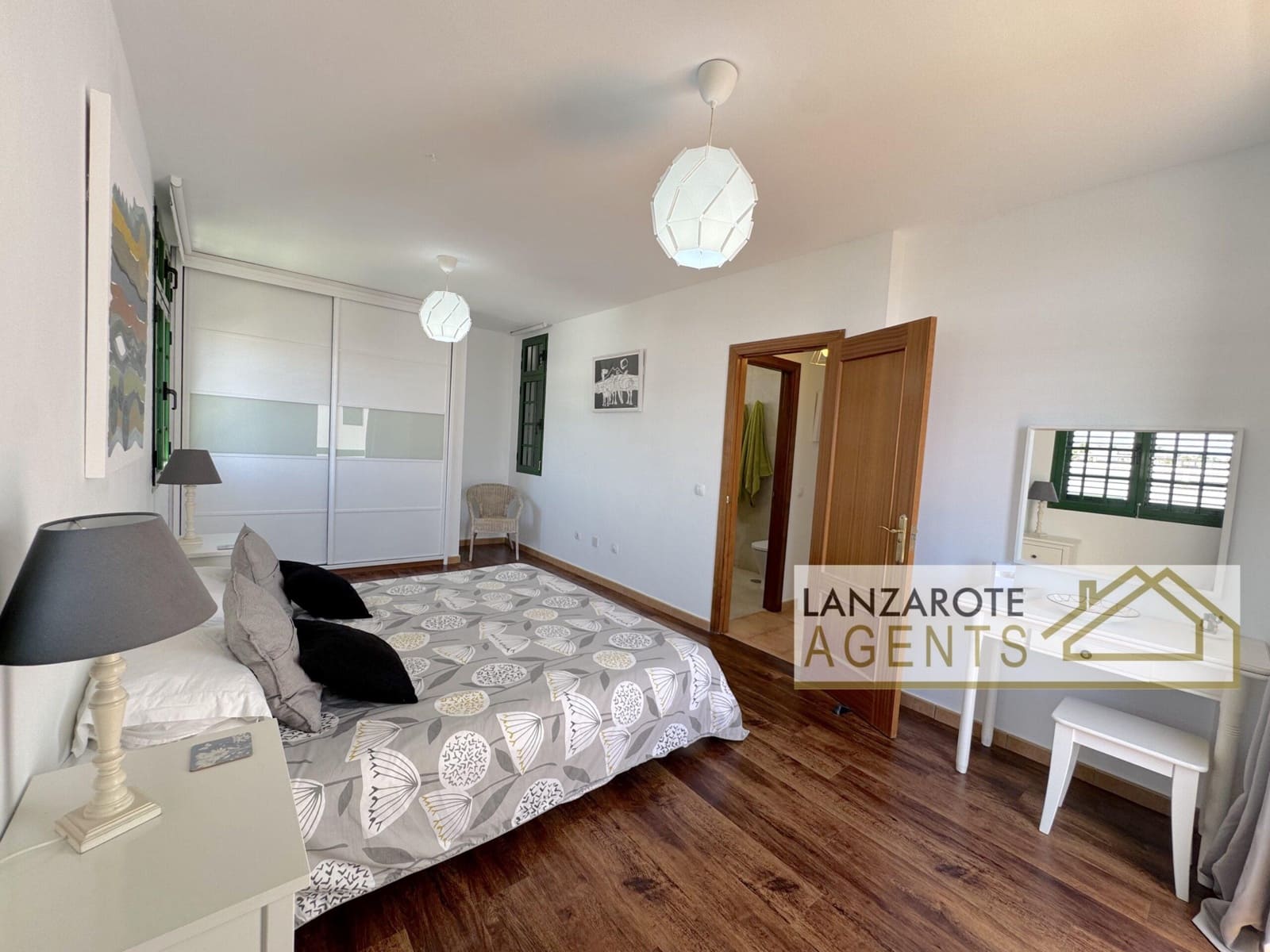 3 slaapkamer Villa te koop in Playa Blanca met zwembad garage - € 335.000 (Ref: 9885219)