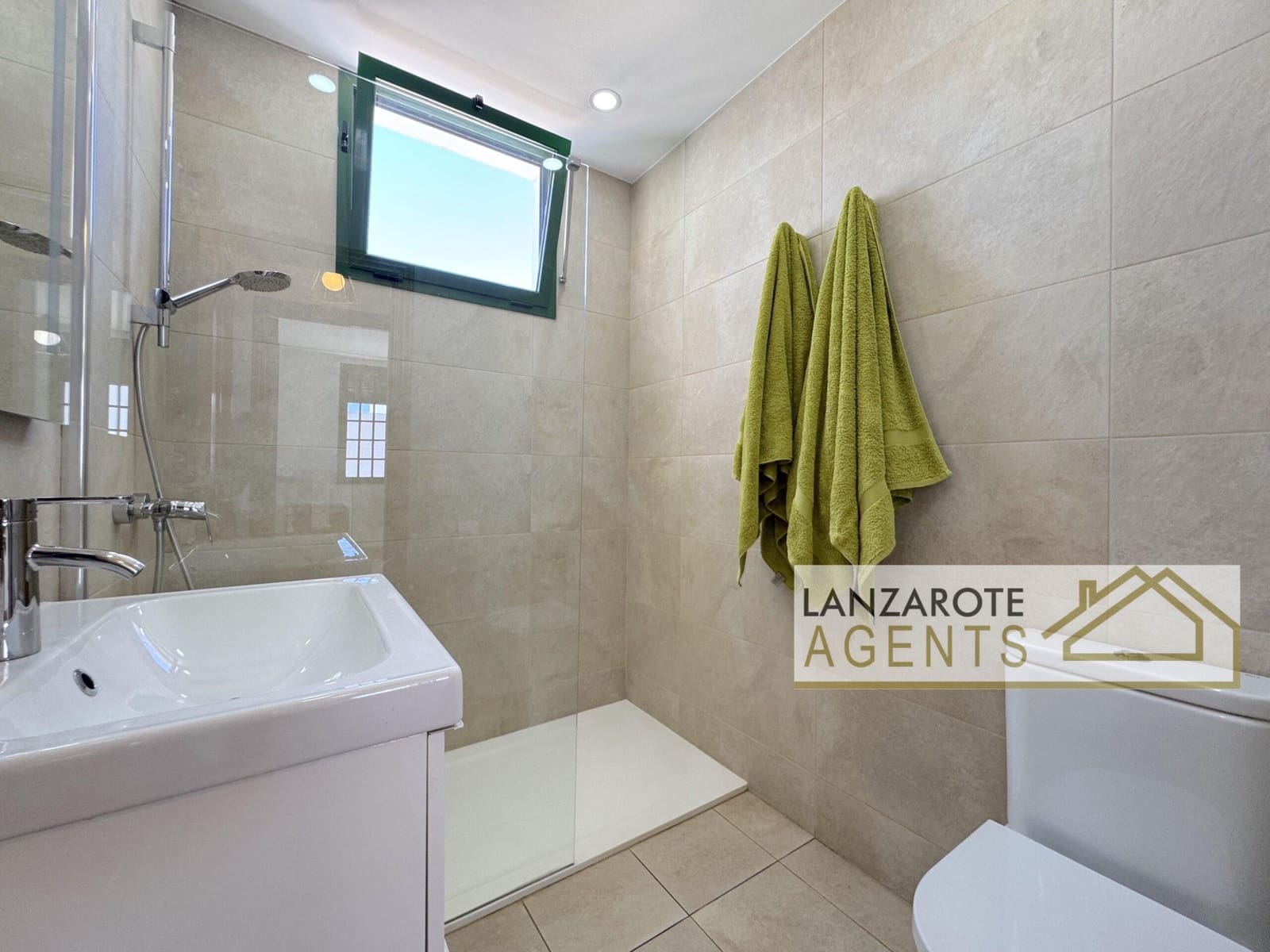 3 slaapkamer Villa te koop in Playa Blanca met zwembad garage - € 335.000 (Ref: 9885219)