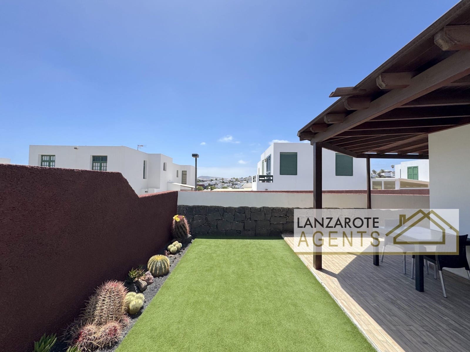 3 slaapkamer Villa te koop in Playa Blanca met zwembad garage - € 335.000 (Ref: 9885219)