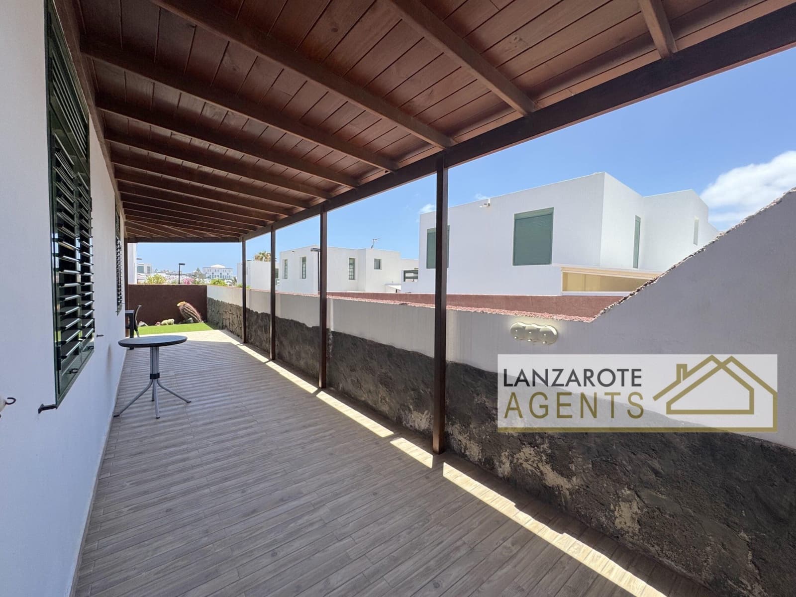 3 slaapkamer Villa te koop in Playa Blanca met zwembad garage - € 335.000 (Ref: 9885219)