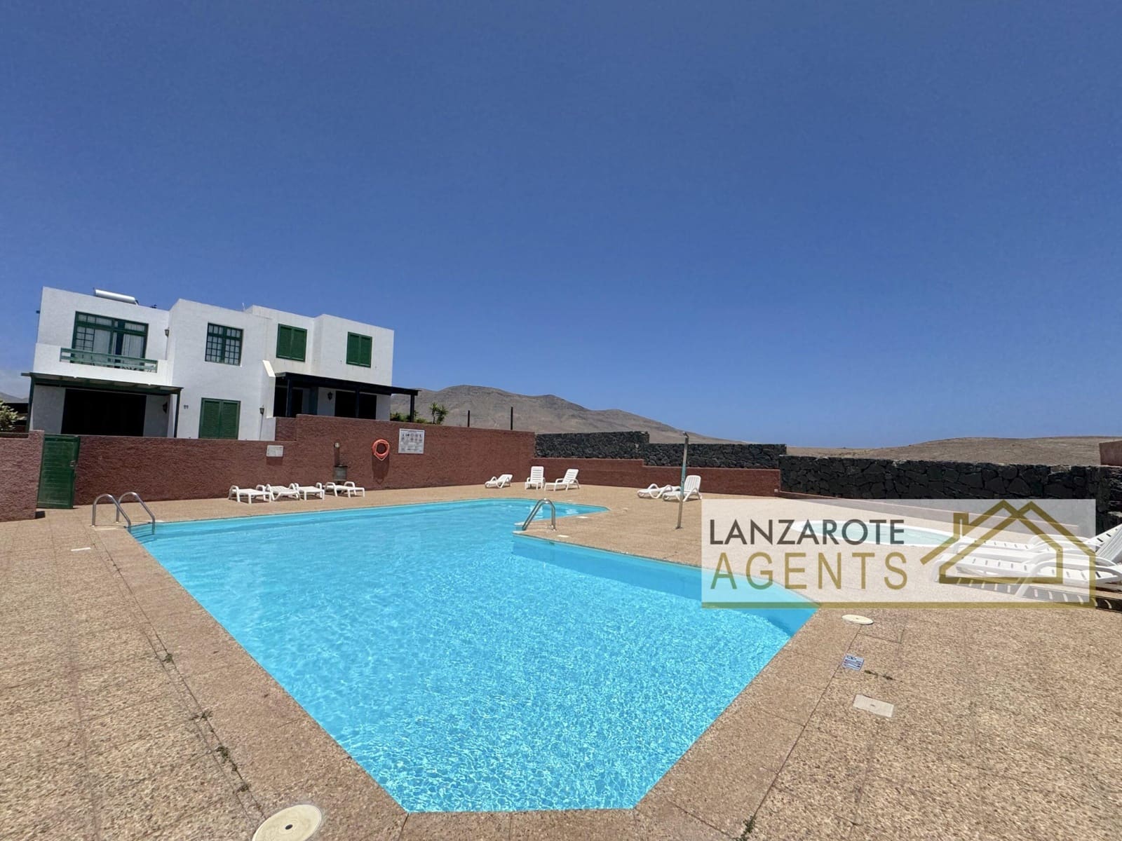 3 slaapkamer Villa te koop in Playa Blanca met zwembad garage - € 335.000 (Ref: 9885219)