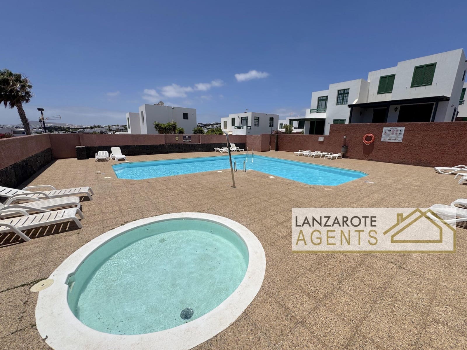 3 slaapkamer Villa te koop in Playa Blanca met zwembad garage - € 335.000 (Ref: 9885219)