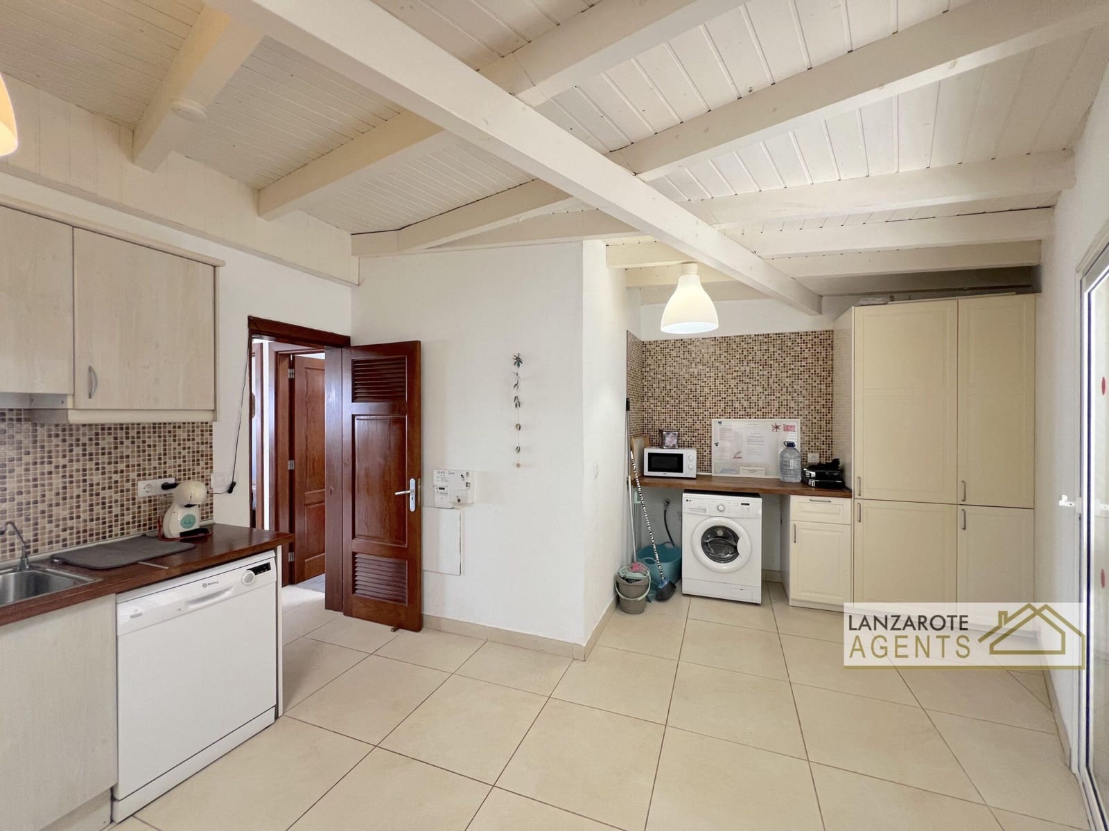 5 bedroom Villa for sale in Playa Blanca with pool garage - € 465,000 (Ref: 9929955)