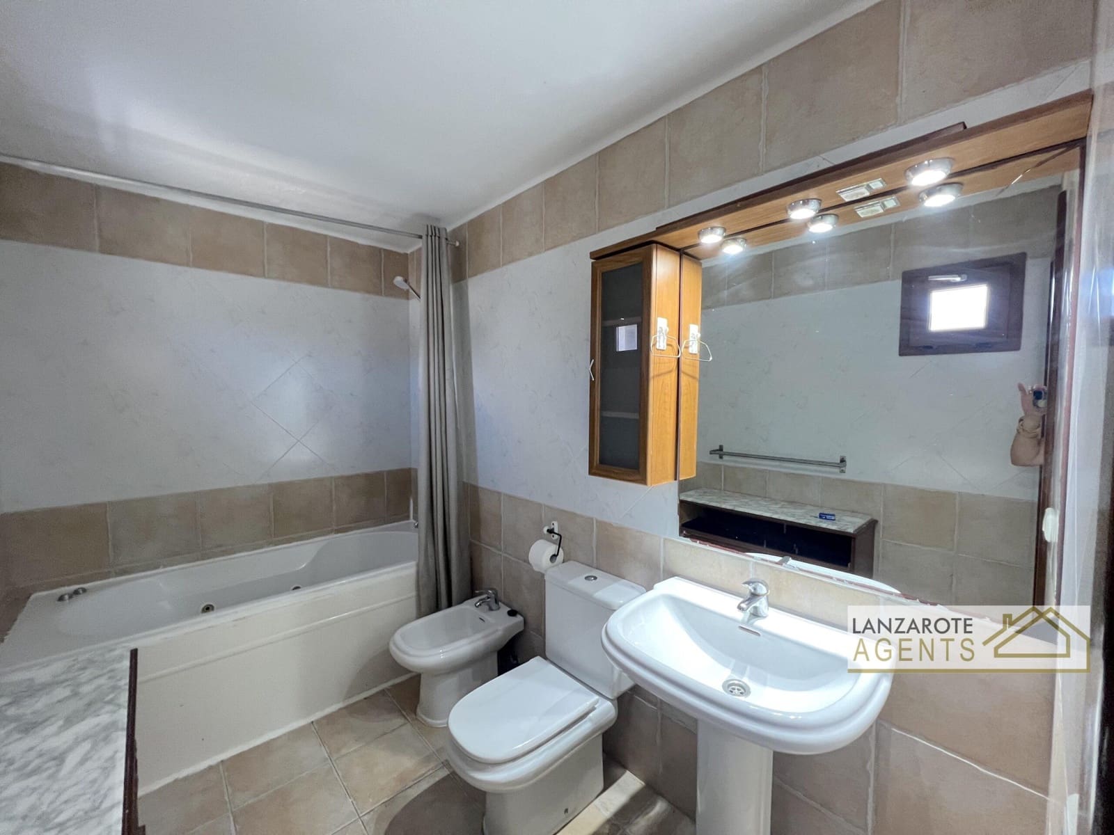 5 bedroom Villa for sale in Playa Blanca with pool garage - € 465,000 (Ref: 9929955)