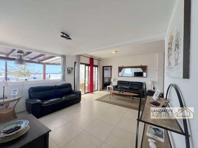 5 bedroom Villa for sale in Playa Blanca, Yaiza with pool - € 465,000 (Ref: 9929955)