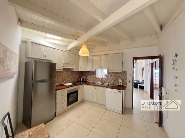 5 bedroom Villa for sale in Playa Blanca, Yaiza with pool - € 465,000 (Ref: 9929955)