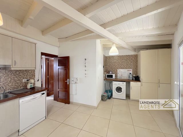 5 bedroom Villa for sale in Playa Blanca, Yaiza with pool - € 465,000 (Ref: 9929955)