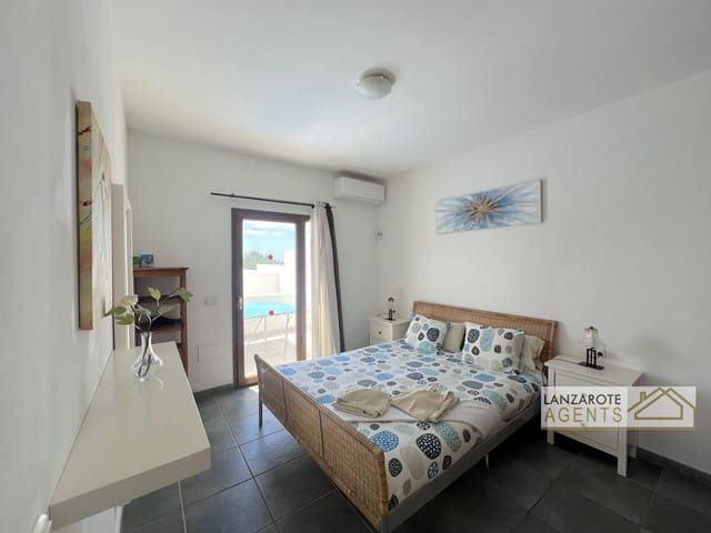 5 bedroom Villa for sale in Playa Blanca, Yaiza with pool - € 465,000 (Ref: 9929955)