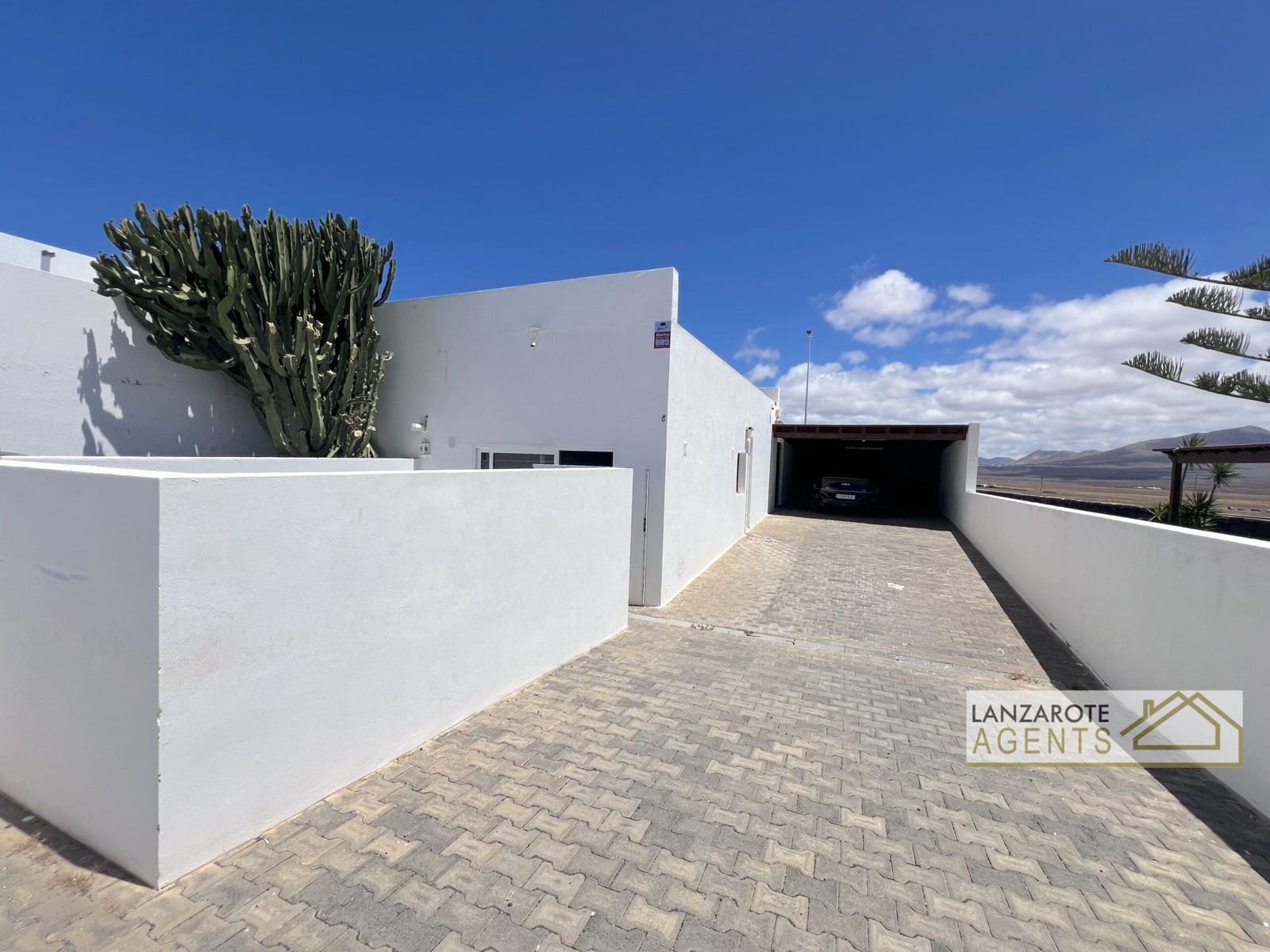 5 bedroom Villa for sale in Playa Blanca with pool garage - € 465,000 (Ref: 9929955)