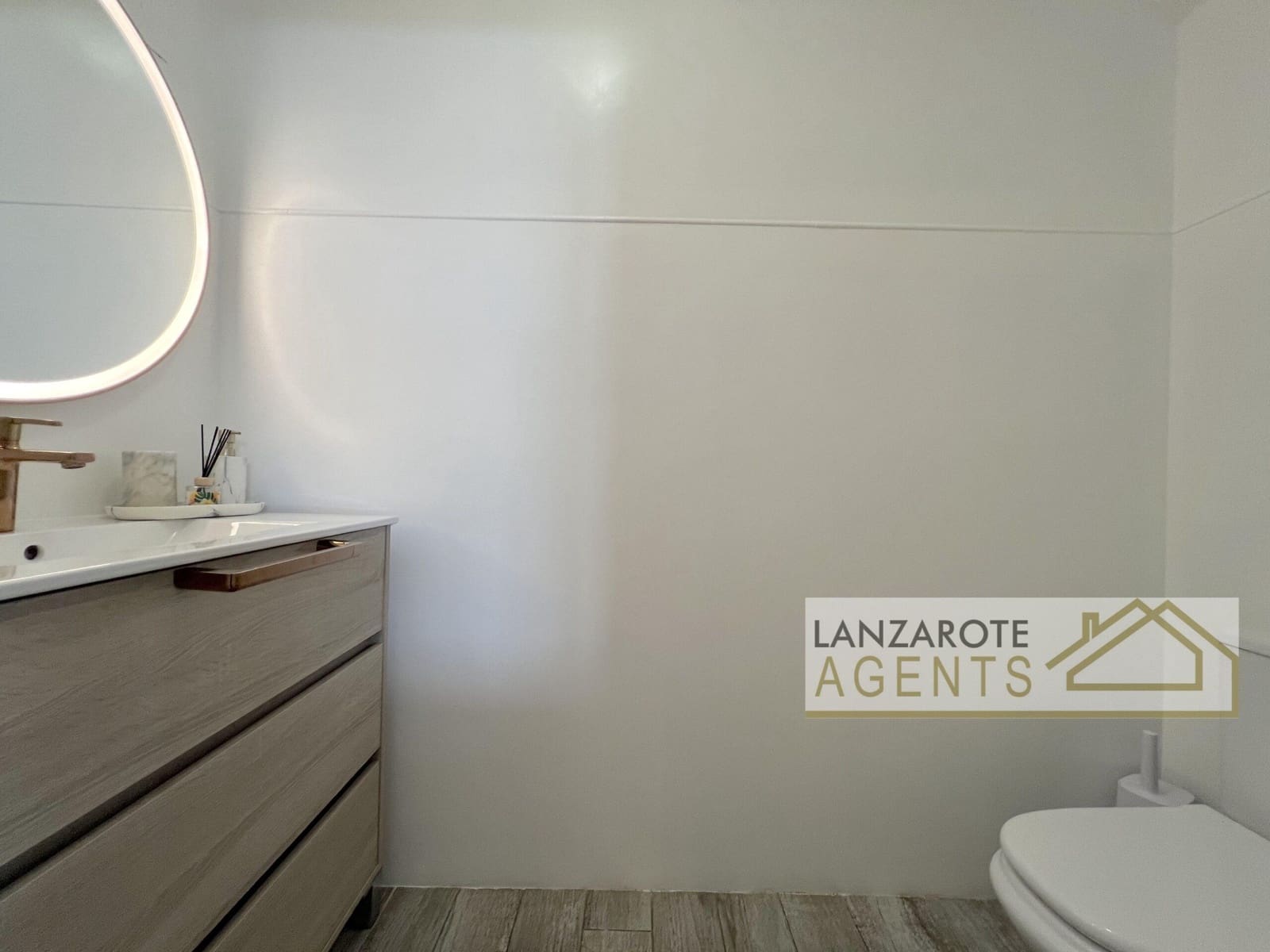 2 bedroom Villa for sale in Playa Blanca - € 395,000 (Ref: 9961186)