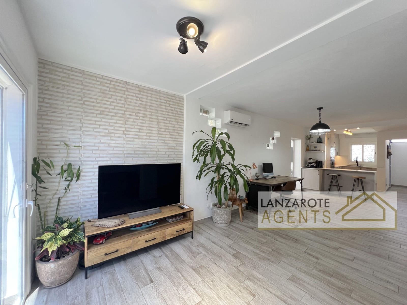 2 bedroom Villa for sale in Playa Blanca - € 395,000 (Ref: 9961186)