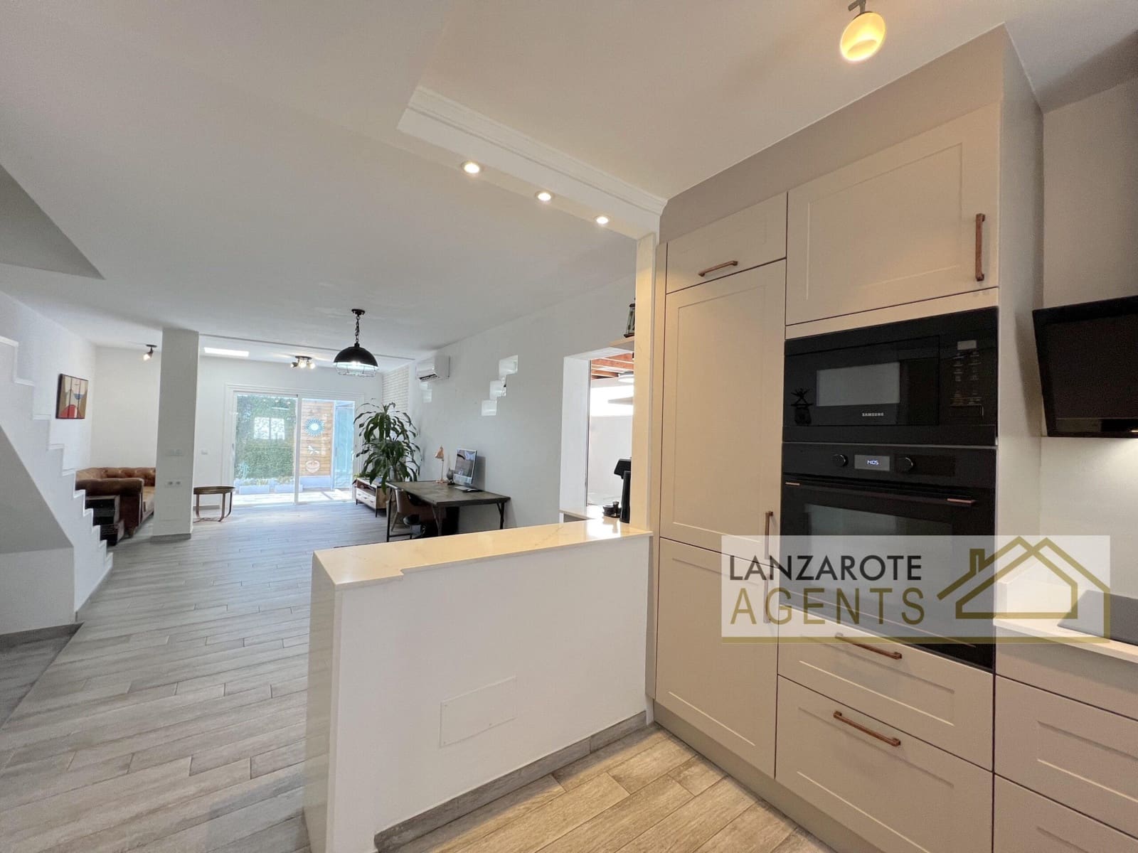 2 bedroom Villa for sale in Playa Blanca - € 395,000 (Ref: 9961186)