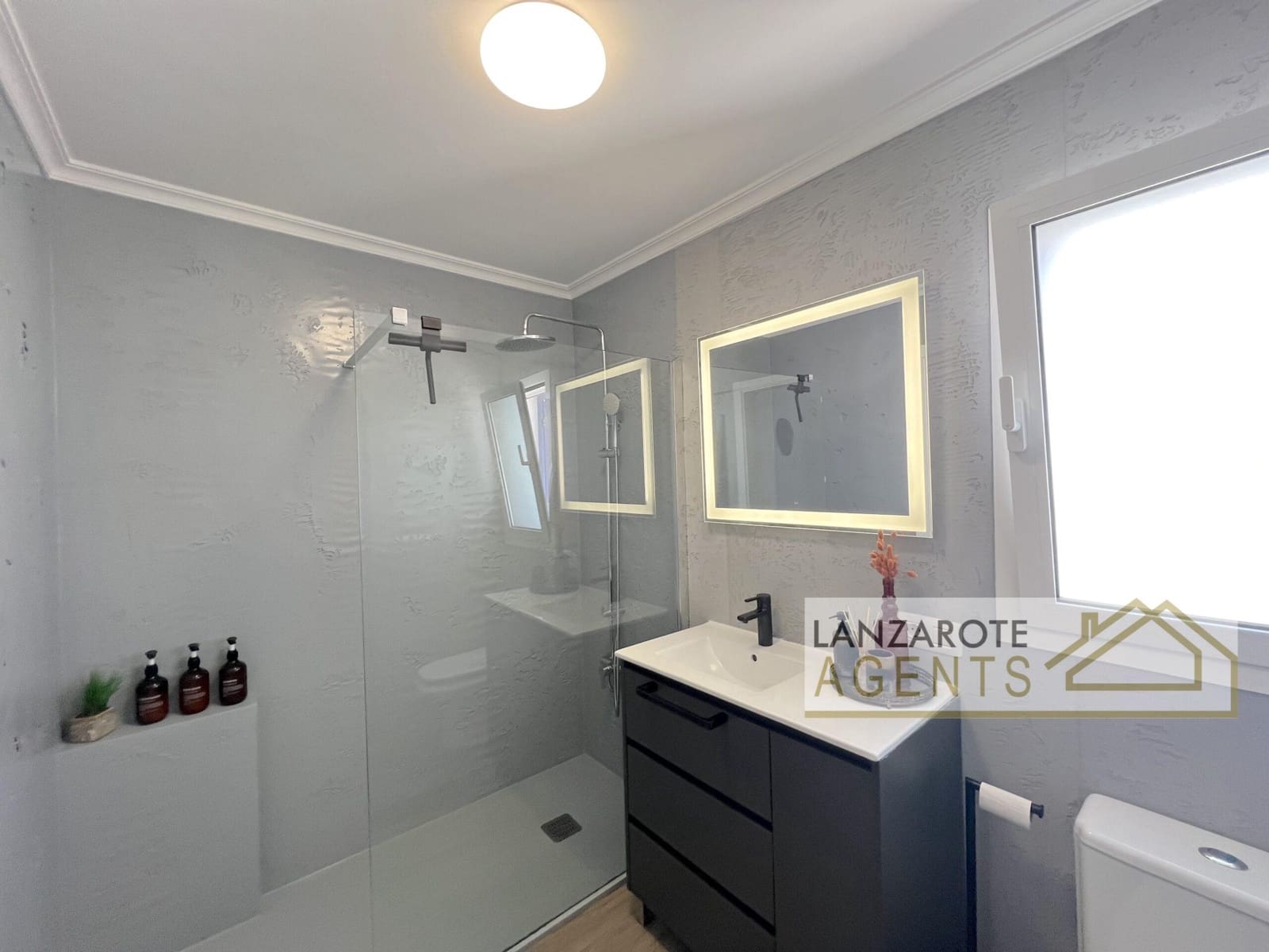 2 bedroom Villa for sale in Playa Blanca - € 395,000 (Ref: 9961186)