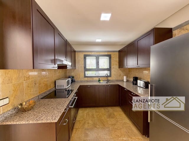 Chalet de 3 habitaciones en Playa Blanca, Yaiza en venta - 799.000 € (Ref: 9983756)