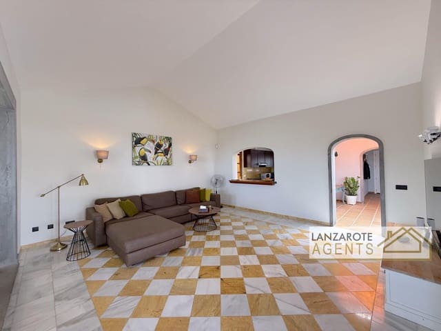 Chalet de 3 habitaciones en Playa Blanca, Yaiza en venta - 799.000 € (Ref: 9983756)