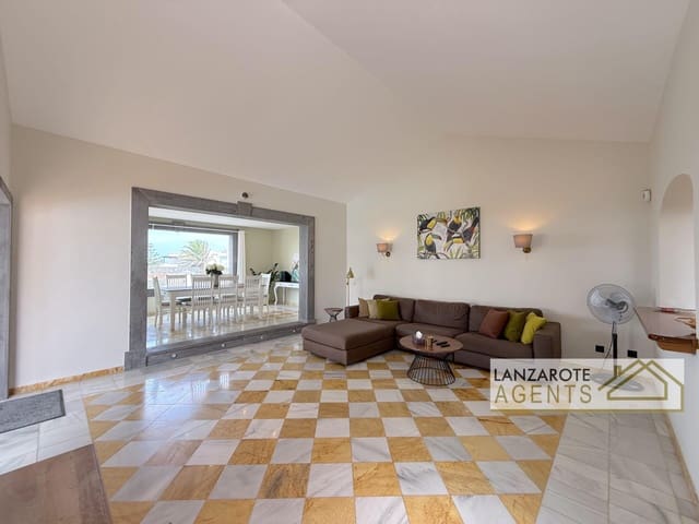 Chalet de 3 habitaciones en Playa Blanca, Yaiza en venta - 799.000 € (Ref: 9983756)