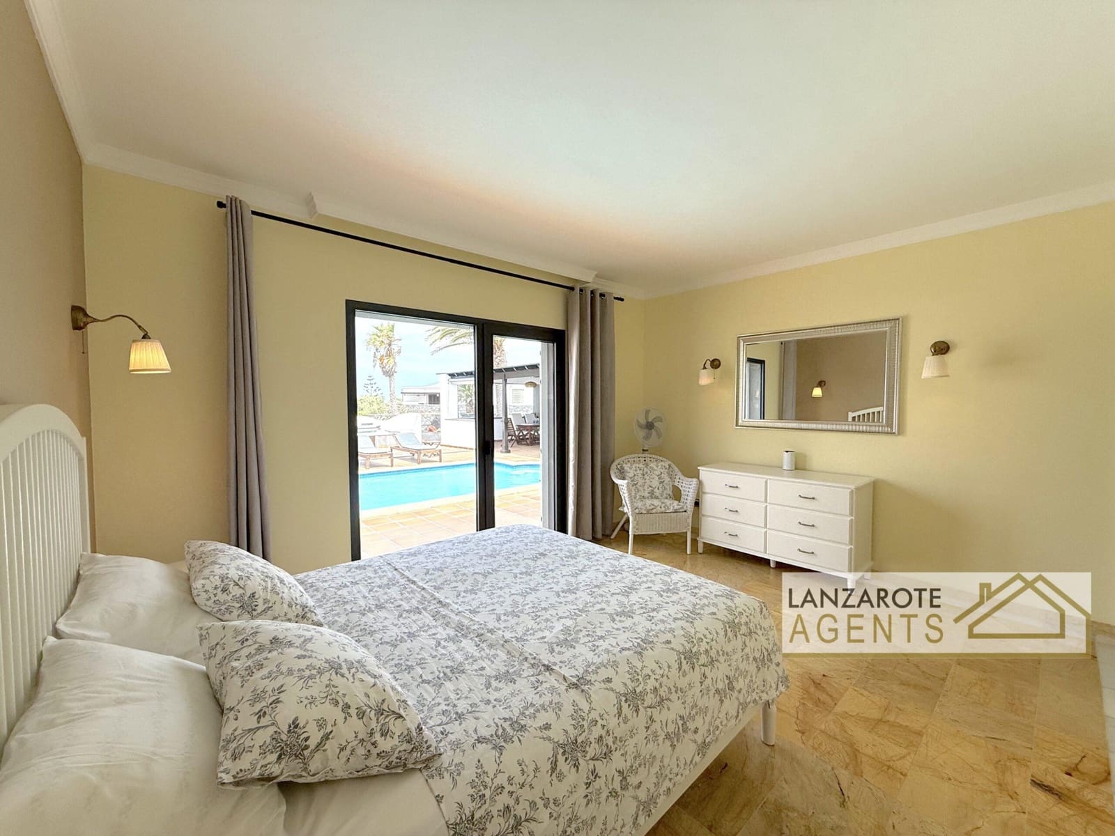 Chalet de 3 habitaciones en Playa Blanca en venta - 799.000 € (Ref: 9983756)