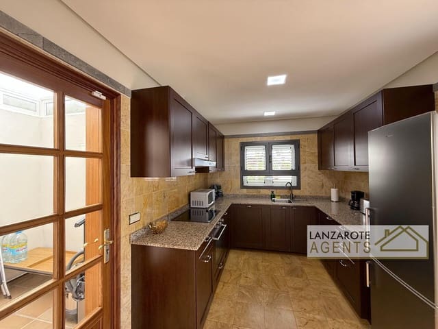 Chalet de 3 habitaciones en Playa Blanca, Yaiza en venta - 799.000 € (Ref: 9983756)