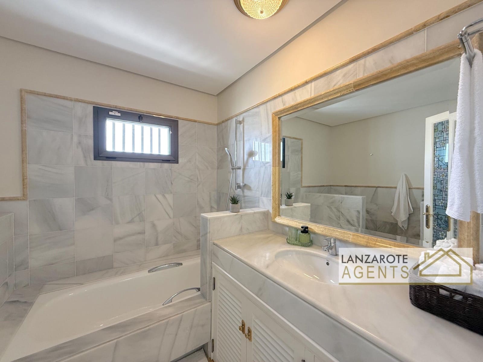 Chalet de 3 habitaciones en Playa Blanca en venta - 799.000 € (Ref: 9983756)
