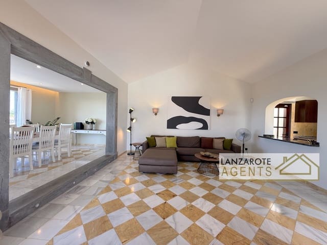 3 soveværelse Villa til salg i Playa Blanca, Yaiza med swimmingpool - € 985.000 (Ref: 9983756)