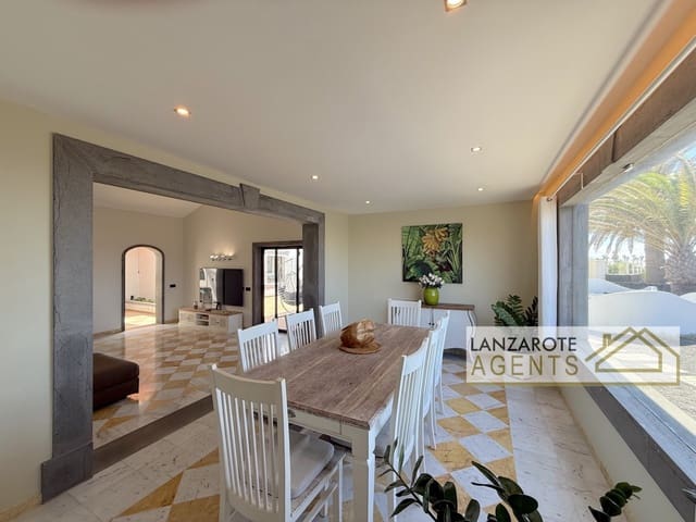 3 soveværelse Villa til salg i Playa Blanca, Yaiza med swimmingpool - € 985.000 (Ref: 9983756)