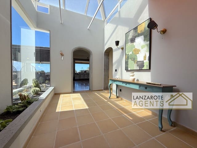 3 soveværelse Villa til salg i Playa Blanca, Yaiza med swimmingpool - € 985.000 (Ref: 9983756)