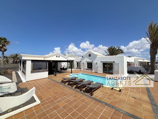 3 soveværelse Villa til salg i Playa Blanca, Yaiza med swimmingpool - € 985.000 (Ref: 9983756)