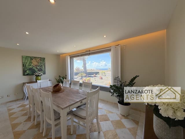 3 soveværelse Villa til salg i Playa Blanca, Yaiza med swimmingpool - € 985.000 (Ref: 9983756)