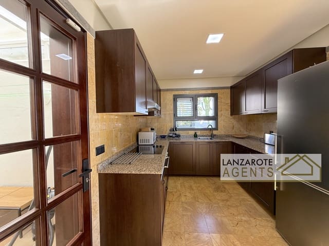 3 soveværelse Villa til salg i Playa Blanca, Yaiza med swimmingpool - € 985.000 (Ref: 9983756)