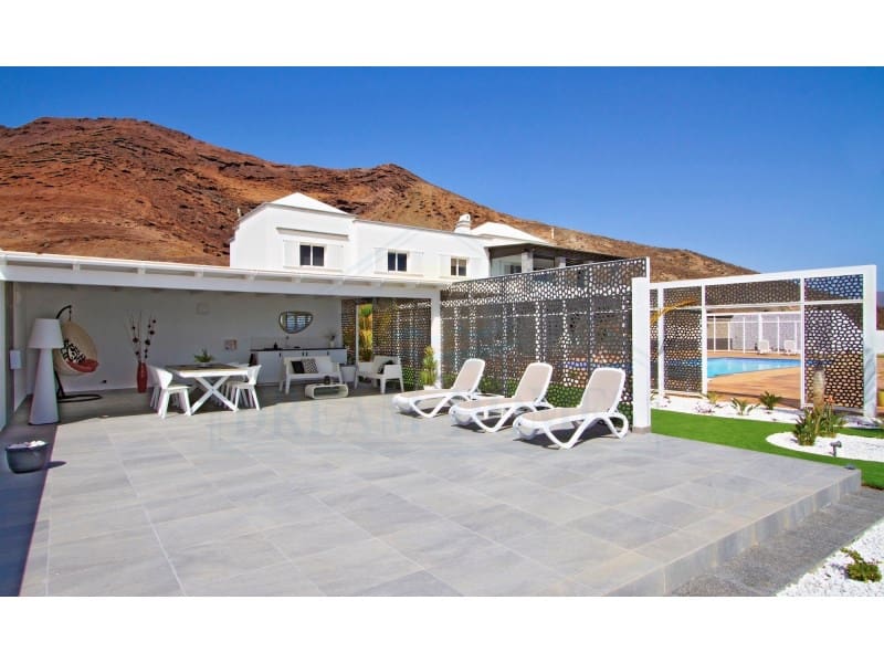 7 bedroom Villa for sale in Playa Blanca with pool garage - € 2,800,000 (Ref: 7102967)