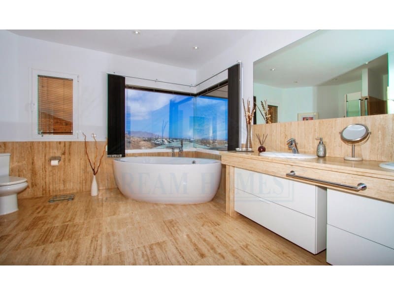 7 bedroom Villa for sale in Playa Blanca with pool garage - € 2,800,000 (Ref: 7102967)